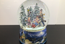 PALLE NATALE CON NEVE E CARILLON IN PORCELLANA
